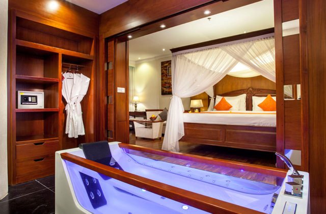 Relaxing private soaking bathtub facility inside the spacious Suite room accommodation.
